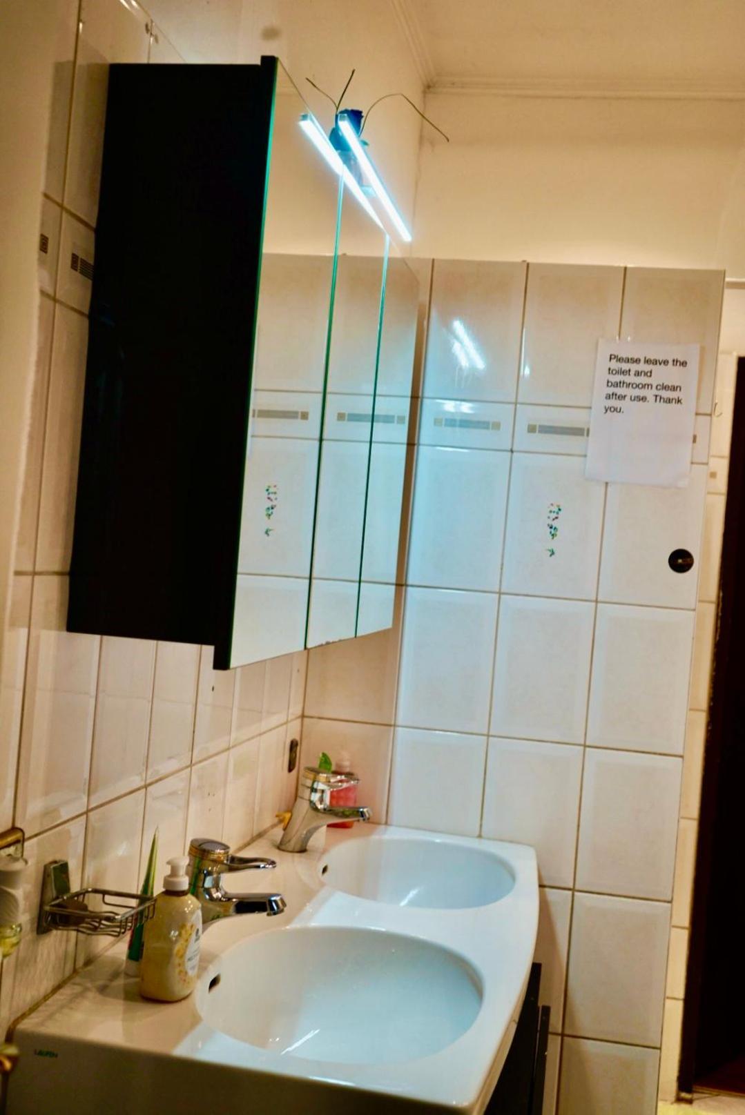 U6 Schoepfwerk Hostel 11 Wenen Buitenkant foto